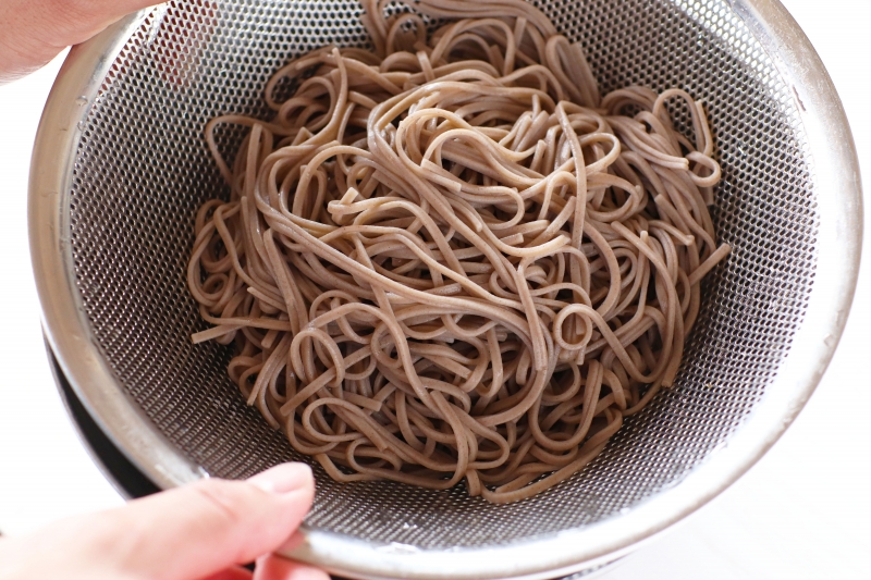 ごま油香る！香味野菜とカツオたたきの冷やし和えそば　by ぐっち夫婦の作り方2