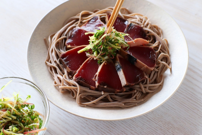 ごま油香る！香味野菜とカツオたたきの冷やし和えそば　by ぐっち夫婦の作り方3