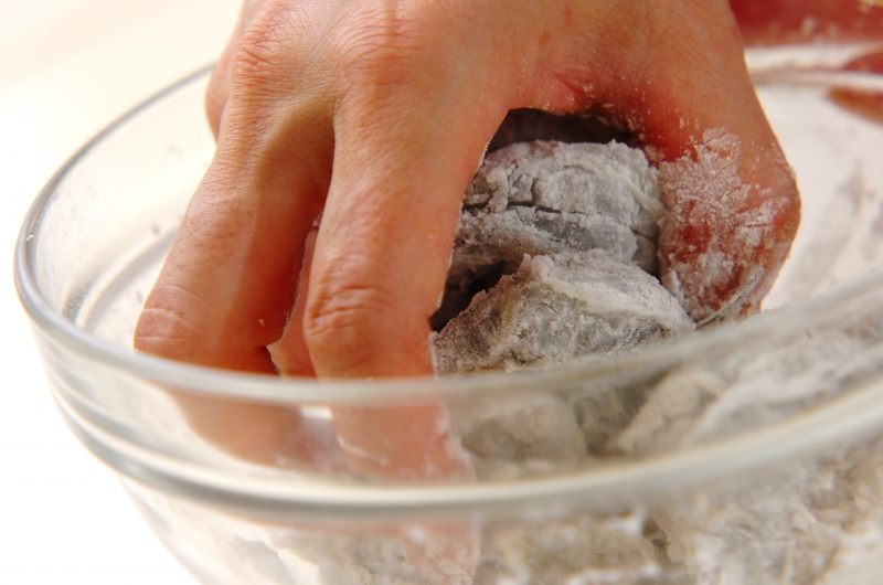 揚げずに本格派！プリプリエビマヨの下準備1