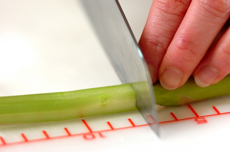 簡単ジューシー！定番アスパラベーコン巻きの下準備1