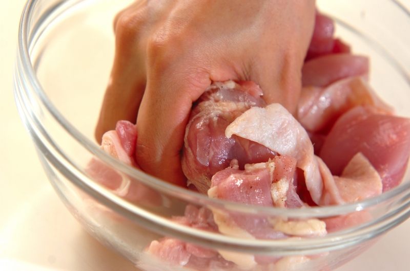 カリっとジューシー！やみつき塩唐揚げ by 杉本 亜希子さんの下準備1