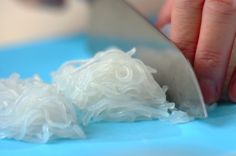 しらたきの鶏そぼろ炒めの作り方の手順1