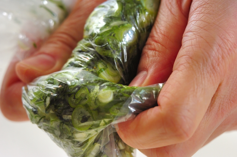 ピリ辛タレでお箸が止まらない！鶏もも肉のネギまみれの作り方1