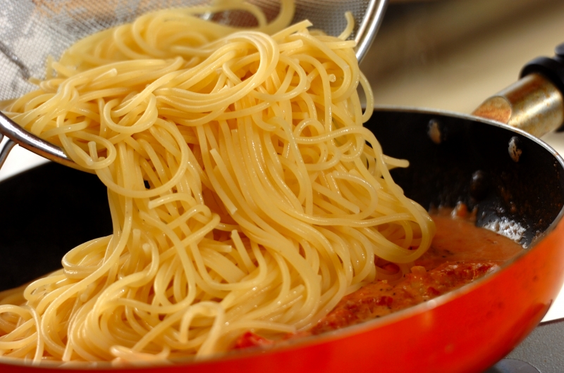 エビのトマトクリームパスタの作り方の手順6