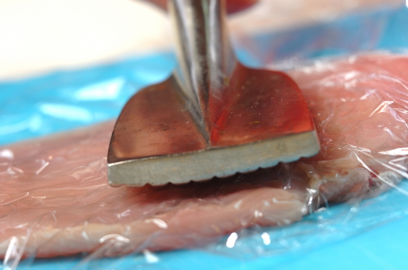 鶏むね肉のハムチーズサンドカツの作り方の手順1