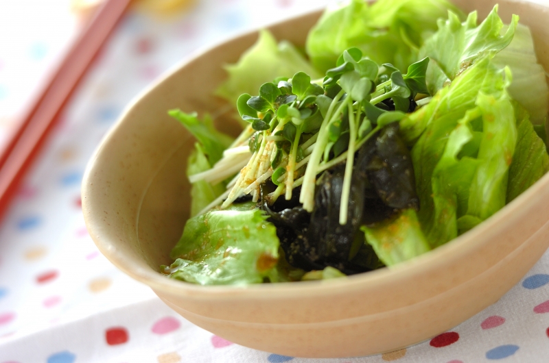ワカメと貝われ菜のグリーンサラダ