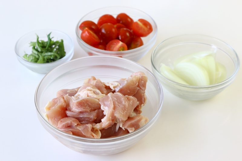 鶏肉とミニトマトの甘酢炒めの下準備1
