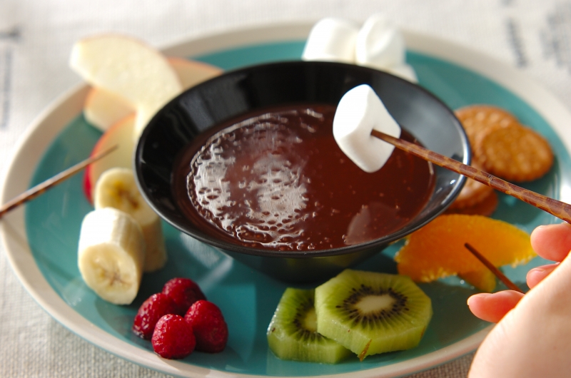 いろいろフルーツの簡単チョコレートフォンデュ レシピ 作り方 E レシピ 料理のプロが作る簡単レシピ