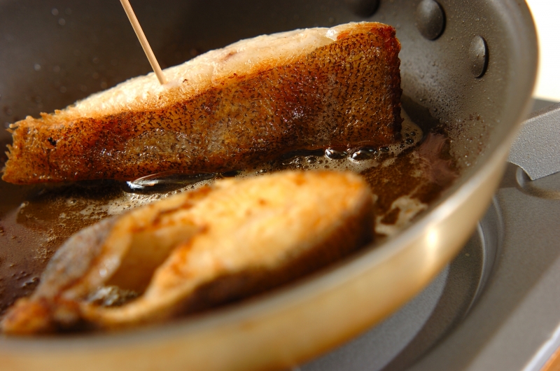 レモンとバター黄金の組み合わせ！カレイのレモンバタームニエルの作り方4