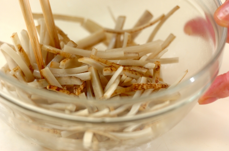 さっぱり副菜!ゴボウサラダの作り方の手順2