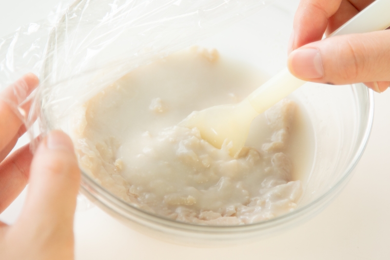 鮭と根菜の酒粕豆乳鍋の作り方の手順1