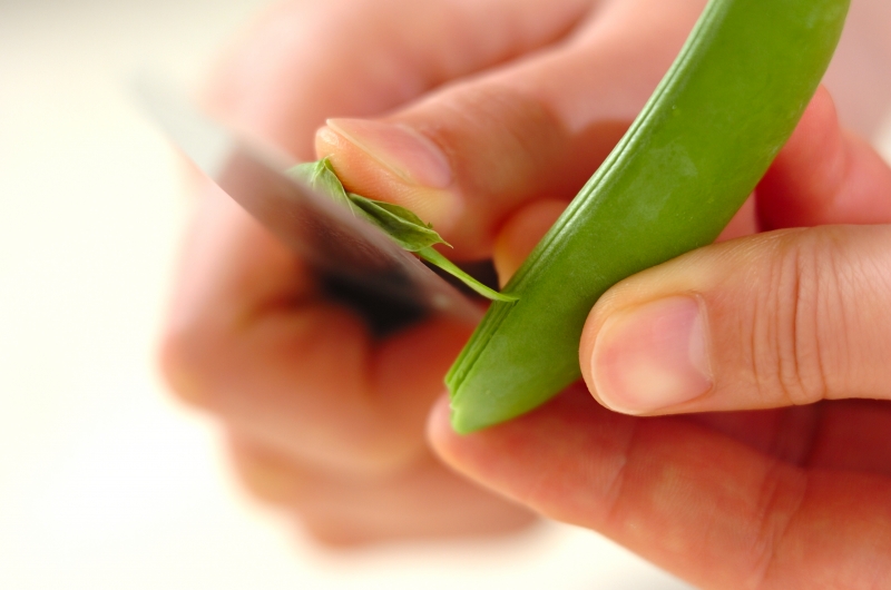 スナップエンドウのゴママヨ和えの下準備1