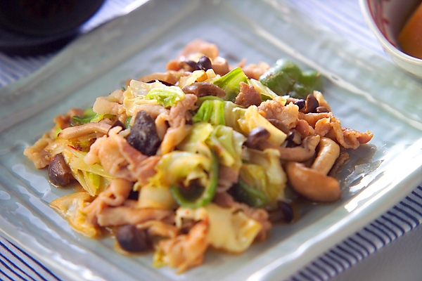 ご飯がすすむ味噌ダレで作る！豚肉とたっぷり野菜のピリ辛炒め