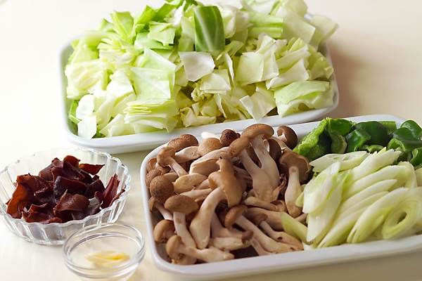 ご飯がすすむ味噌ダレで作る！豚肉とたっぷり野菜のピリ辛炒めの下準備2