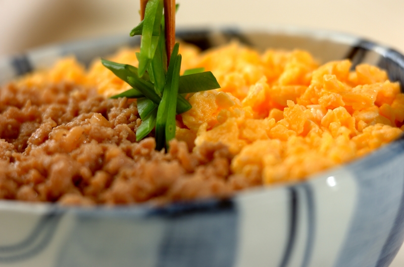 作り置きにも!ふんわり卵と甘辛鶏そぼろ丼の作り方の手順4