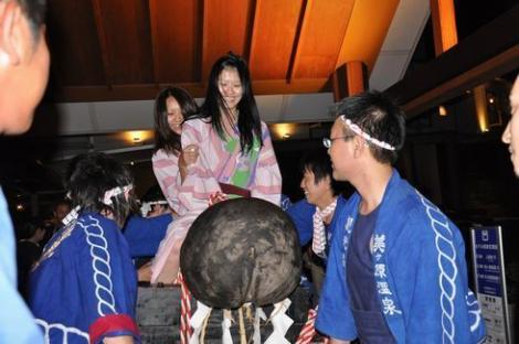 雑談】どこの国のお祭りなんだろう・・・・・クリックしたら、なんと