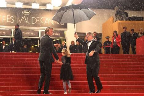 ニュース The 悪役 の マッツ ミケルセン が女の子をエスコート ヤバイ 可愛い エキサイト フレンズちゃんねる