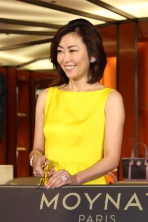 まとめ 中山美穂 46歳誕生日は 友達とパーティー 笑顔で仏ブランドｐｒ フレンズちゃんねる